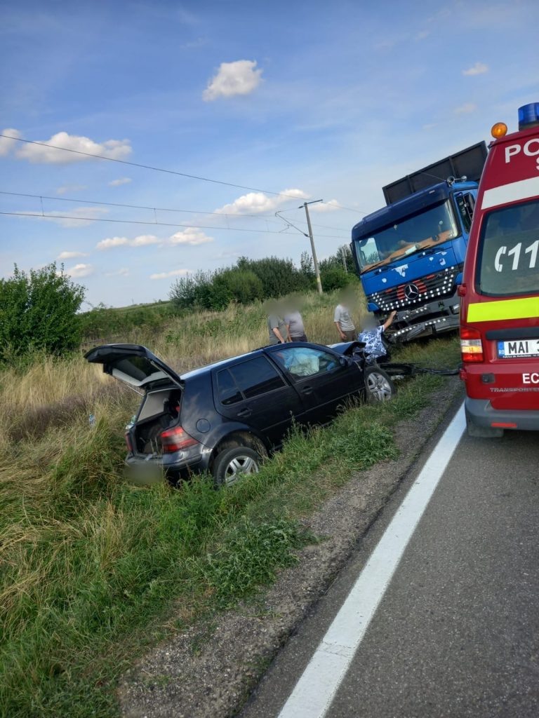 FOTO Accident produs la Bechișești de un ieșean care s-a angajat într-o depășire și s-a izbit într-un camion