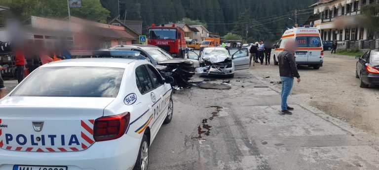 FOTO Accident cu patru răniți produs la Broșteni