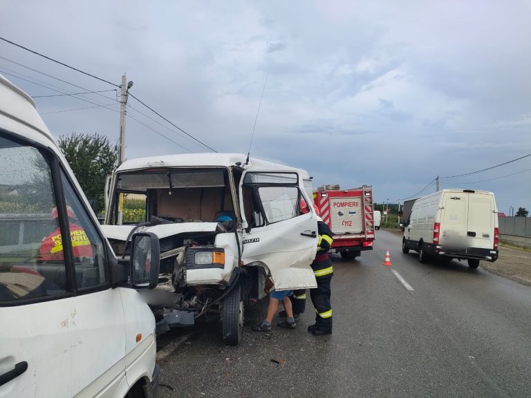 FOTO Accident între un camion și o dubă produs la Drăgușeni