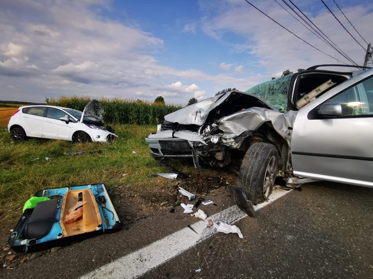 FOTO Cinci persoane implicate într-un accident produs la ieșire din Cornu Luncii spre Fălticeni