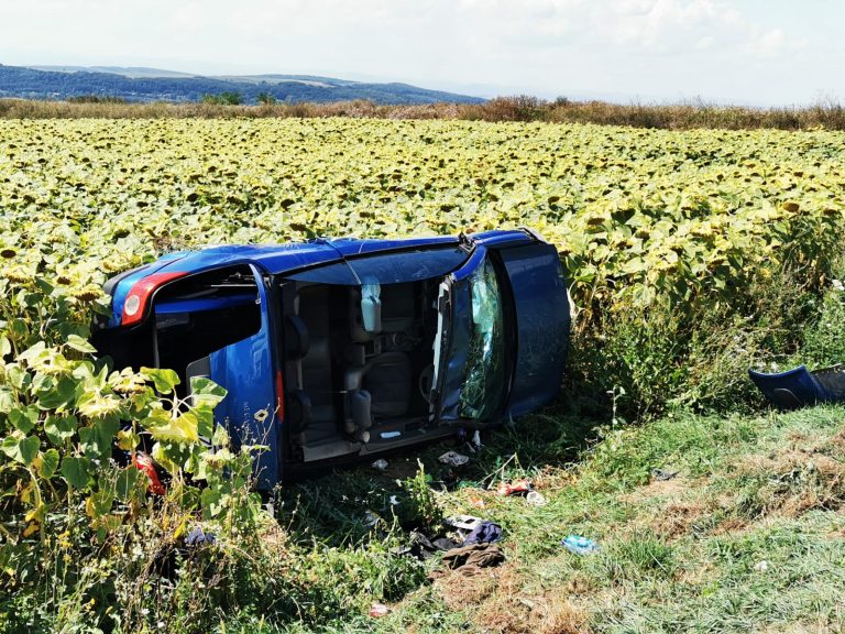 VIDEO FOTO Cinci persoane, dintre care trei minori, au fost rănite într-un accident produs la ieșire din Dărmănești spre Rădăuți: „Ăștia ca nebunii conduc”
