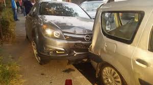 Trei mașini parcate pe o stradă din Suceava luate la țintă de un șofer care s-a urcat beat la volan
