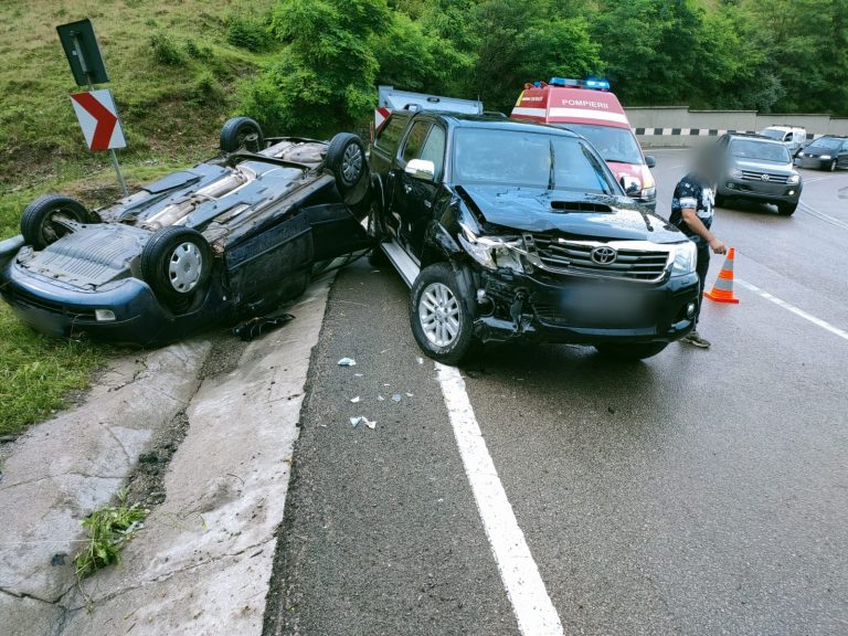 FOTO Carosabilul extrem de alunecos din Pasul Mestecăniș continuă să facă victime