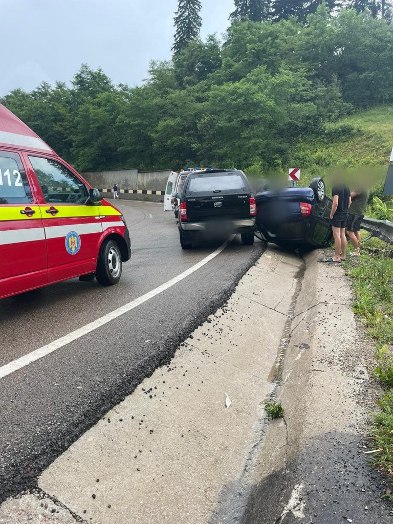 FOTO Două femei au fost rănite într-un accident produs în Pasul Mestecăniș