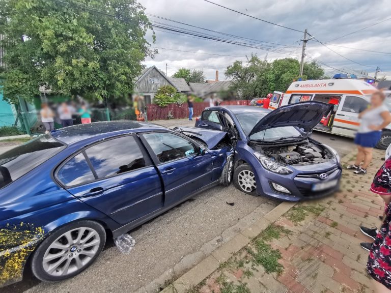 FOTO Un bărbat a fost rănit într-un accident rutier produs la Rădăuți