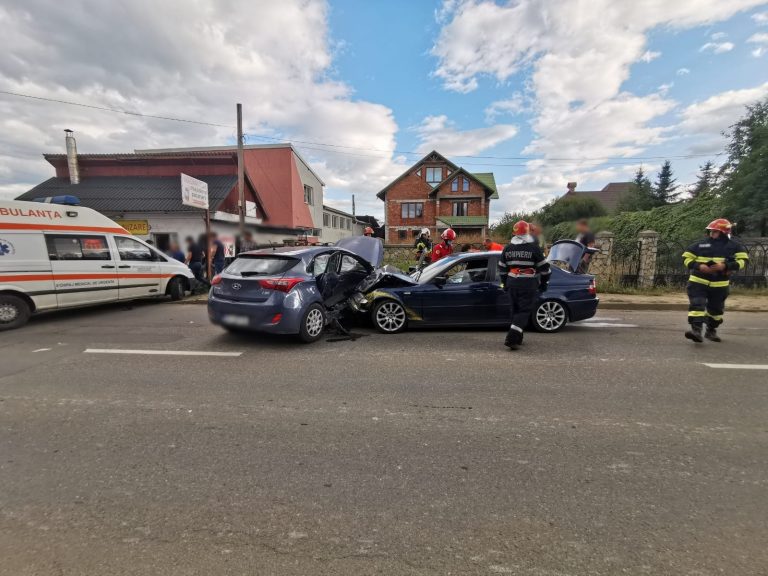 FOTO Accident produs la Rădăuți de un șofer băut care a întors mașina în mijlocul drumului