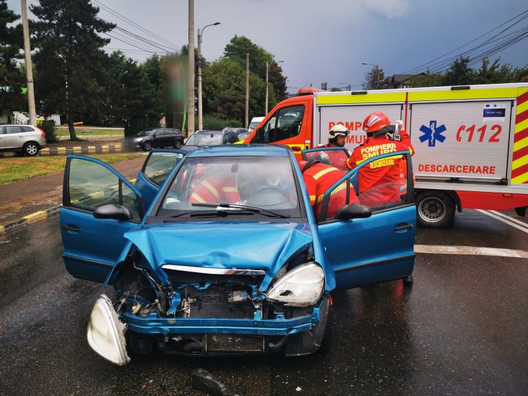 FOTO Accident la intersecția dintre străzile Traian Vuia și Calea Unirii. O persoană a ajuns la spital