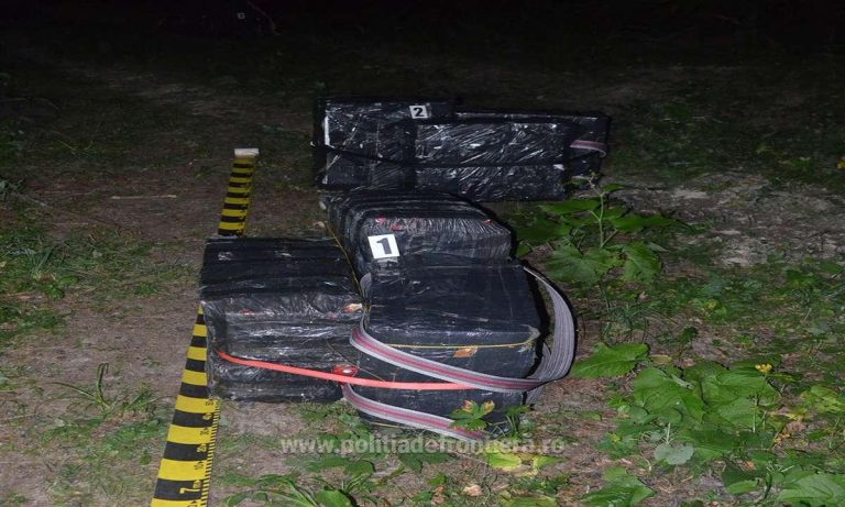 FOTO Țigări de contrabandă pe aproape 130.000 de lei abandonate de contrabandiștii speriați de polițiștii de frontieră de la Brodina
