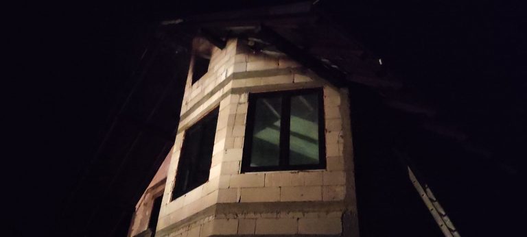 FOTO O casă aflată în construcție din Cajvana a luat foc după ce a fost lovită de un trăsnet