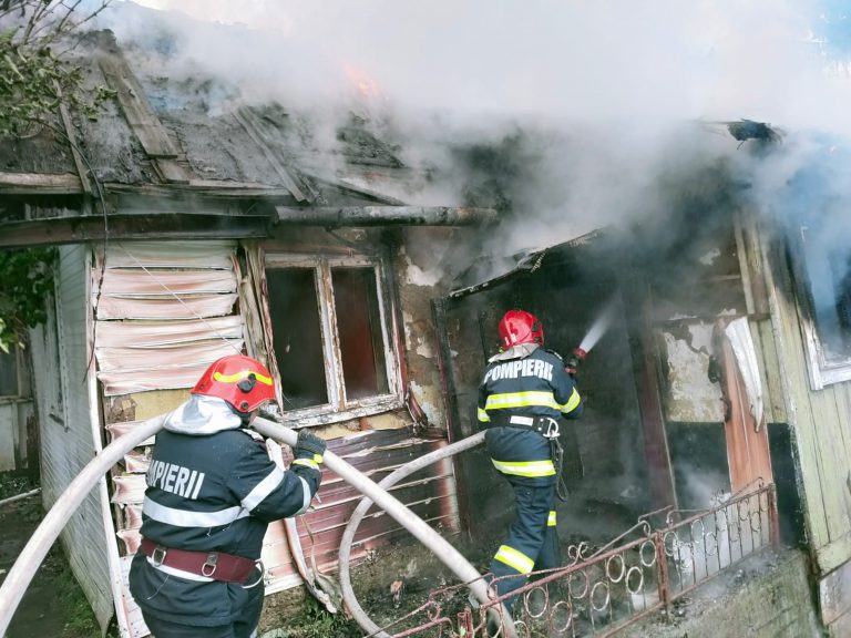 FOTO Acoperișul unei case din Câmpulung Moldovenesc a fost distrus de un incendiu