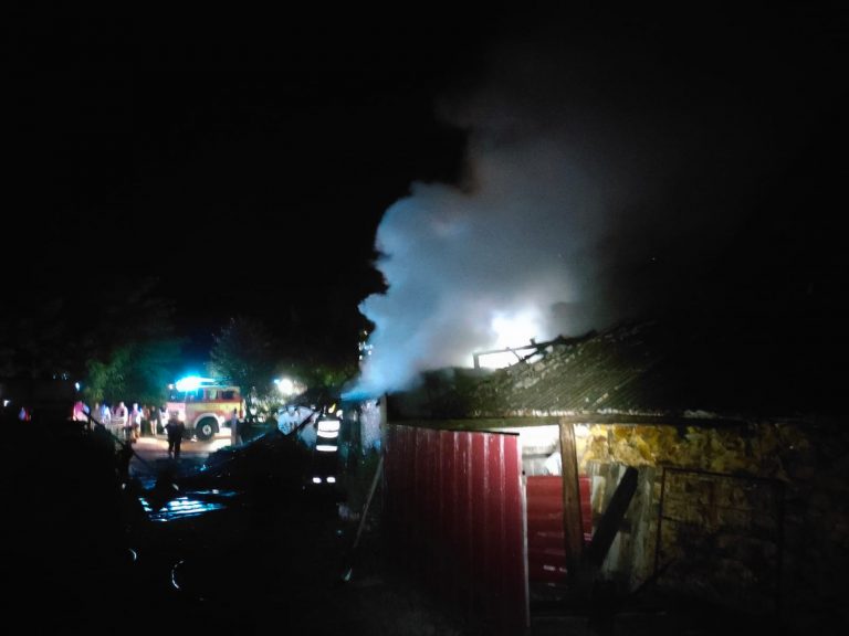 VIDEO FOTO Patru incendii puse intenționat noaptea trecută la Cornu Luncii. Cinci femei au avut nevoie de îngrijiri medicale, printre care și o gravidă