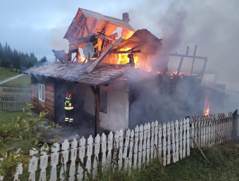 VIDEO FOTO O bătrână din Dorna Candrenilor a fost găsită carbonizată în casa care i-a luat foc de la coșul de fum