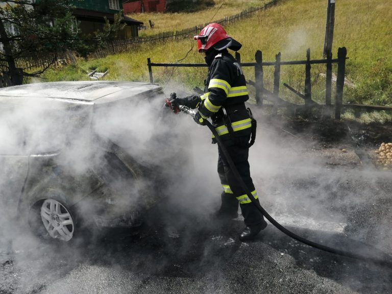 O mașină a luat foc la Dorna Candrenilor