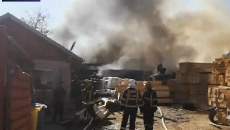 Incendiu la un depozit de materiale de construcție din Liteni