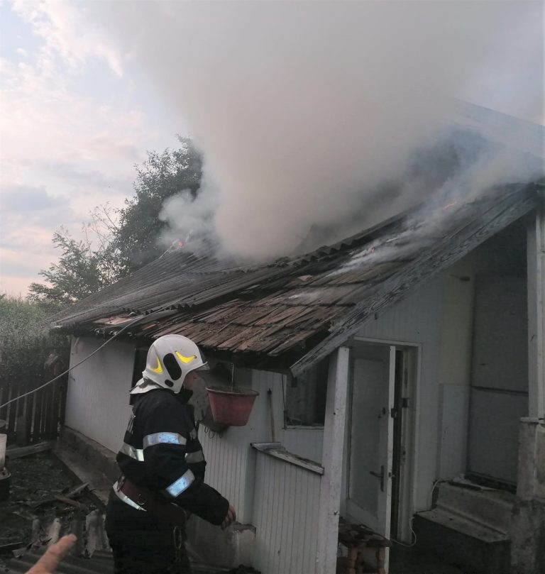 Un bătrân din Sucevița a fost salvat de pompieri din casa care i-a luat loc