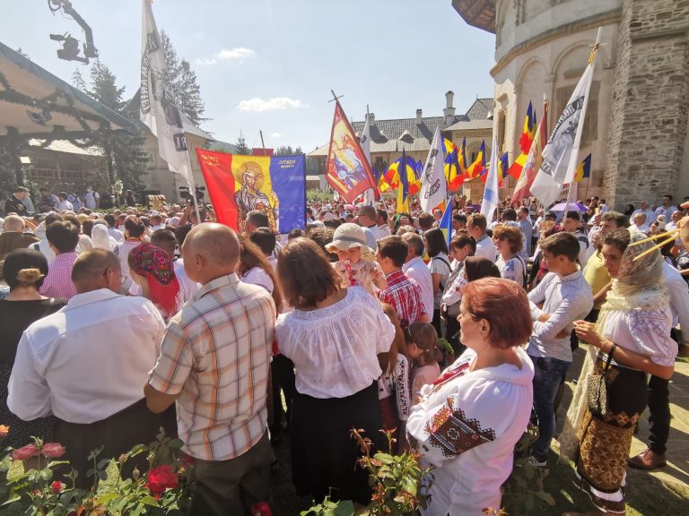 FOTO Mii de credincioși au luat parte la slujba organizată la Mănăstirea Putna cu prilejul hramului  și a „Serbării de la Putna”