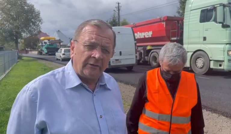 VIDEO Gheorghe Flutur a inspectat lucrările la drumul județean care leagă orașul Siret de Frătăuții Noi: „Din fericire, am avansat mult cu lucrările”