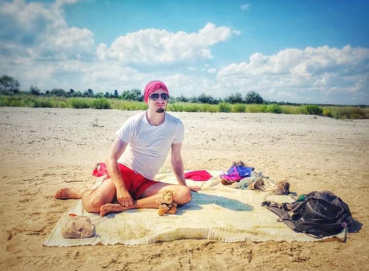 FOTO Marius Fecioru, polițistul instigator la violență, are și o parte extrem de sensibilă. „Leuțul”, animăluțul lui de pluș, îl însoțește la munte, la mare și-n orice împrejurare