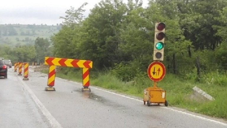 Un bărbat beat a căzut într-unul din șanțurile de pe marginea drumului județean aflat în modernizare, la Udești