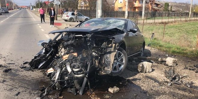 Un individ cu permisul anulat s-a proptit cu mașina într-un cap de pod, la Boroaia, după care a fugit de la locul faptei