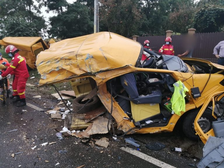 FOTO Accidentul de la Drăgușeni a fost produs de șoferul dubei rupte-n două, care a pătruns cu vehiculul pe contrasens