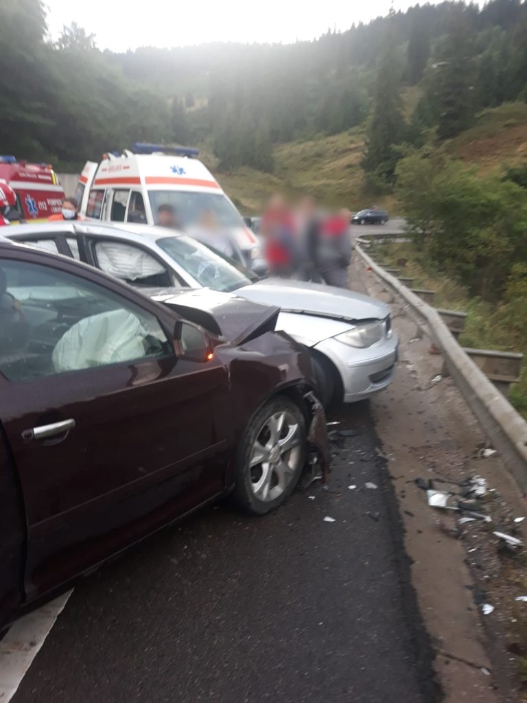 FOTO Accident cu patru răniți produs la urcare în Pasul Mestecăniș