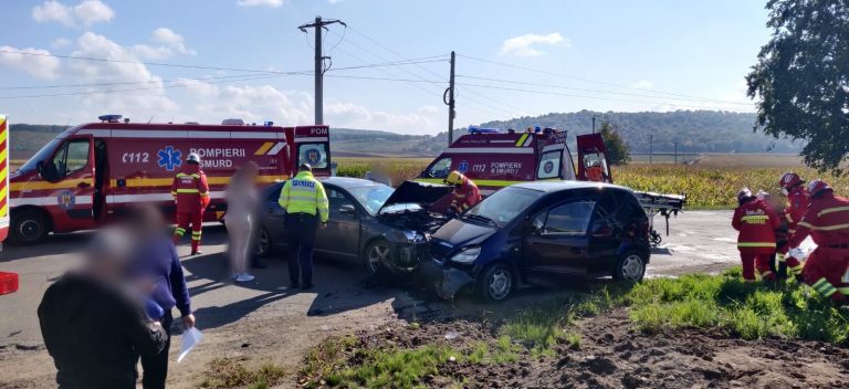 FOTO Un ieșean care a ignorat indicatorul „STOP” a produs un accident cu doi răniți, la Mitocu Dragomirnei