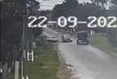 VIDEO Momentul impactului dintre mașina condusă de un bătrân de 82 de ani din Mitocu Dragomirnei și un autovehicul căruia nu i-a acordat prioritate