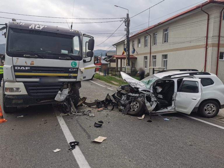 FOTO Accidentul de la Păltinoasa a fost produs de un șofer care a intrat cu mașina pe contrasens și s-a izbit într-un camion