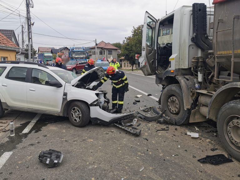 FOTO Un bărbat a rămas blocat între fiarele contorsionate ale mașinii care a intrat în coliziune cu un camion, la Păltinoasa