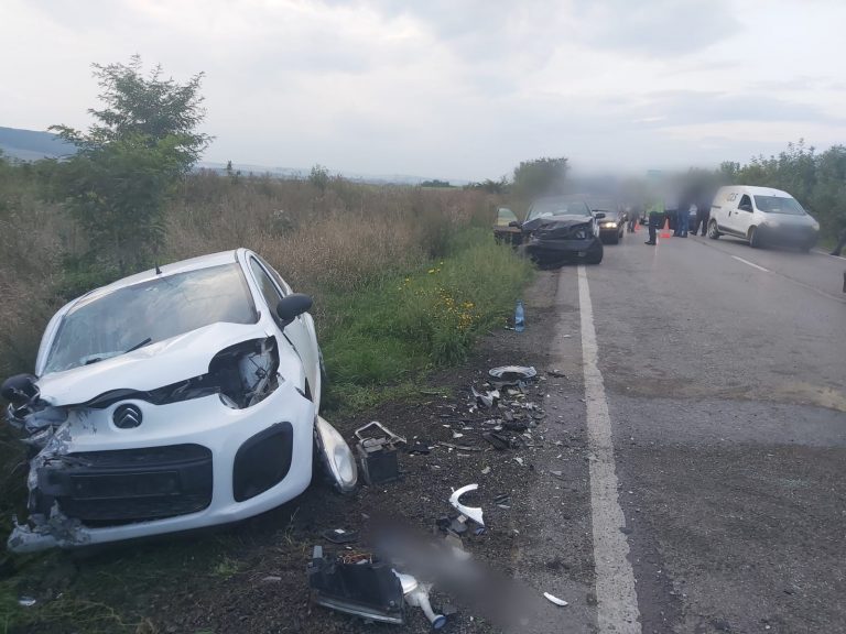 FOTO Accident cu trei răniți de la ieșire din Suceava spre Pătrăuți a fost produs între două șoferițe
