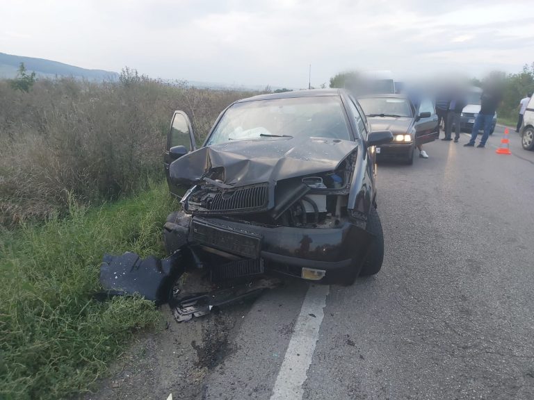 FOTO Accident cu trei răniți produs la ieșire din Suceava spre Pătrăuți