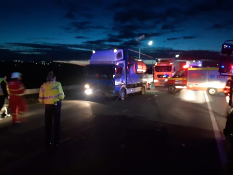 FOTO Accidentul de pe centura Sucevei a fost produs de un șofer din Dolhasca, care s-a urcat băut la volan, și a vrut să întoarcă autocisterna neregulamentar pe linie continuă