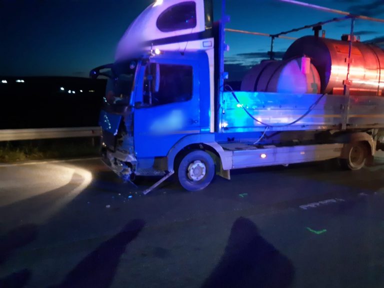 FOTO Accident cu patru răniți produs pe centura Sucevei în urma impactului dintre o autocisternă și o mașină