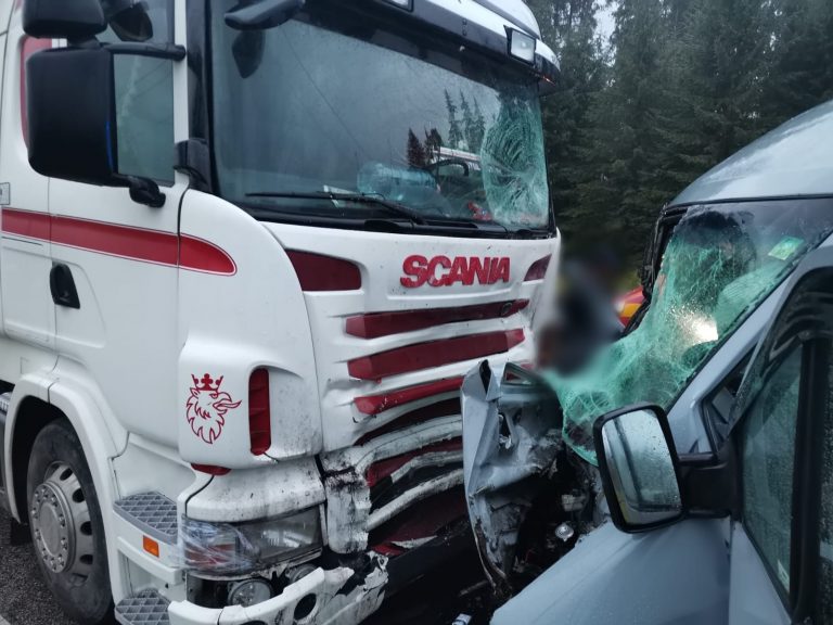 FOTO Accident grav produs la Poiana Stampei în urma coliziunii dintre un TIR și un microbuz