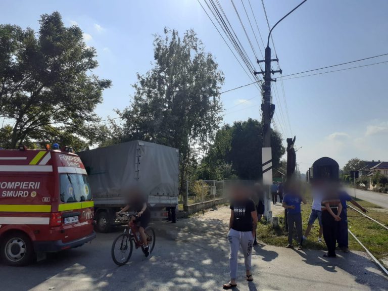FOTO Trenul Suceava – Putna a lovit un camion la Rădăuți. Două persoane au fost rănite