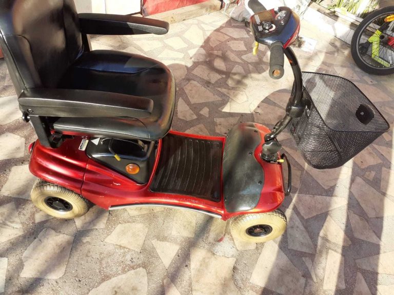 O femeie care se deplasa pe un scuter electric a fost lovită cu mașina de o șoferiță, într-un giratoriu din Rădăuți