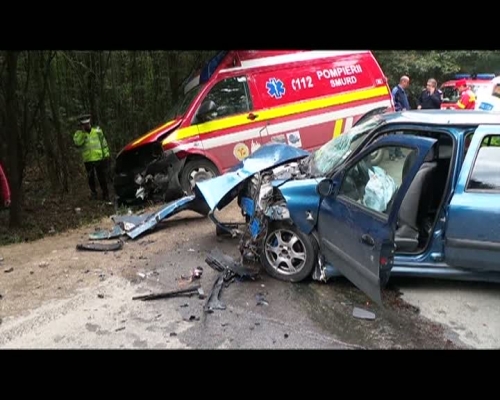 Ambulanță SMURD avariată într-un accident produs la Bălcăuți din cauza unui șofer care nu a acordat prioritate autospecialei