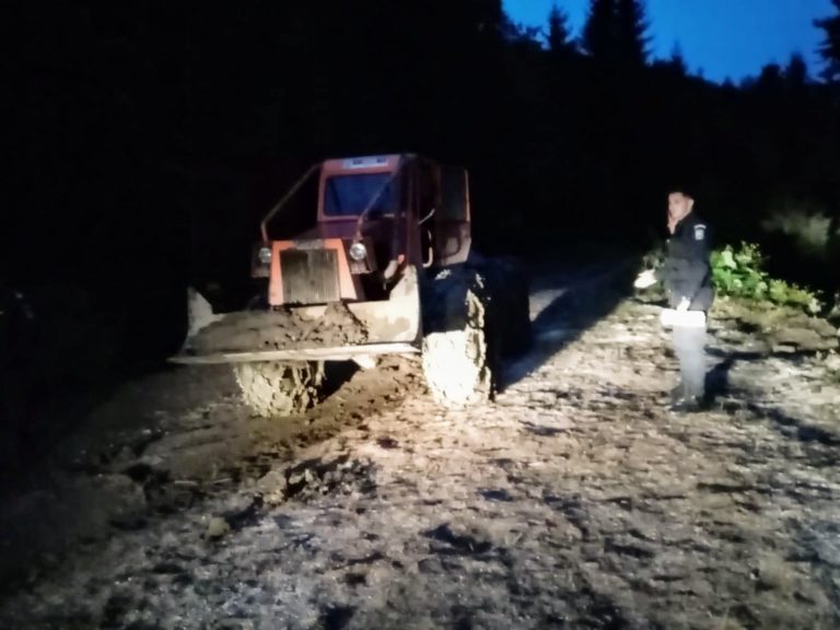 Un TAF-ist a ajuns la spital după ce a intrat cu utilajul într-un copac dintr-o pădure din Slatina