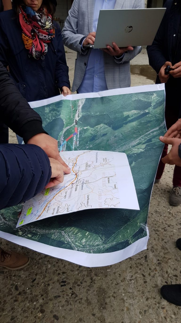 FOTO Vizită efectuată pe traseul orientativ al viitoarei șosele de centură a orașului Gura Humorului: „Este o investiţie extrem de importantă, care va rezolva principala problemă de trafic a judeţului Suceava”