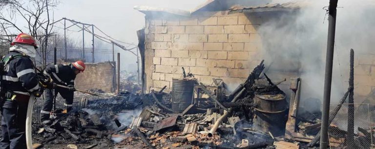Incendiu într-o curte din Fălticeni pornit de la un foc lăsat nesupravegheat într-o sobă improvizată