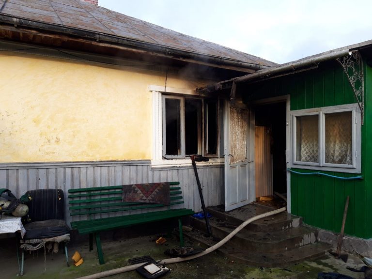 FOTO Un bătrân din Dolhasca a fost găsit mort în casă după ce locuința i-a luat foc de la un aparat radio