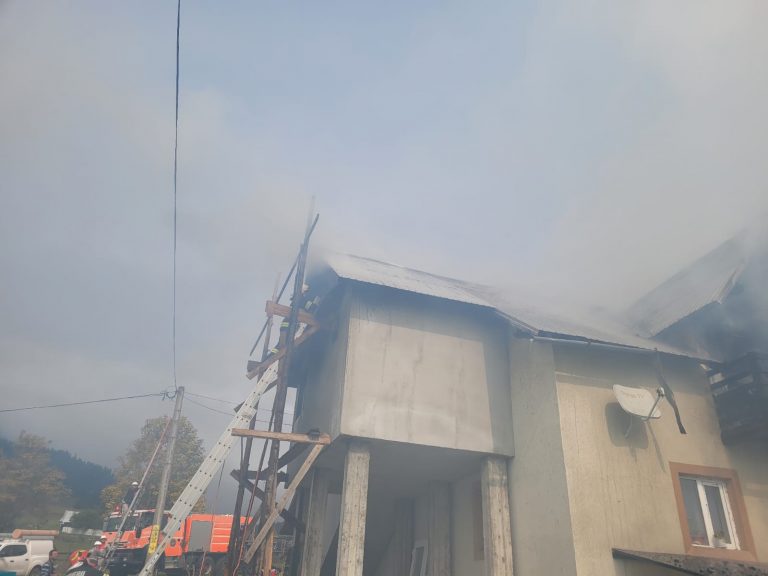 VIDEO FOTO O casă din Dorna Candrenilor a fost afectată de un incendiu pornit de la coșul de fum