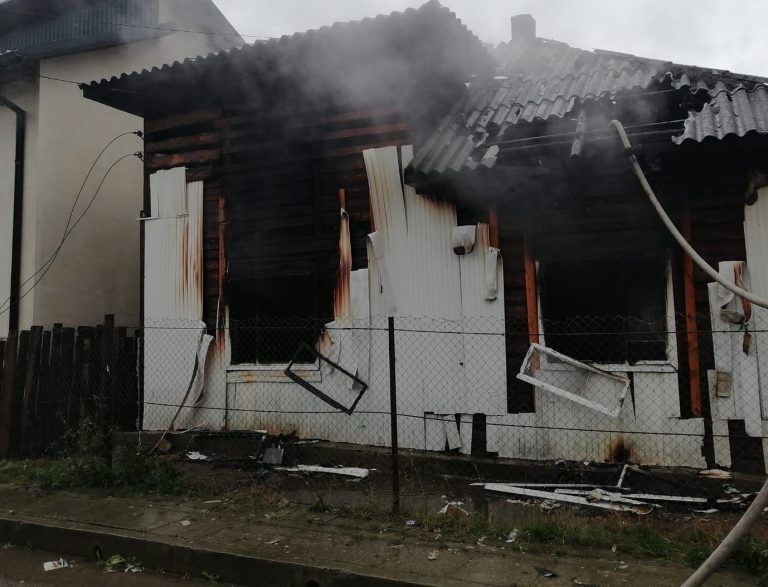 FOTO Incendiu izbucnit la o casă din Gura Humorului de la un conductor electric defect