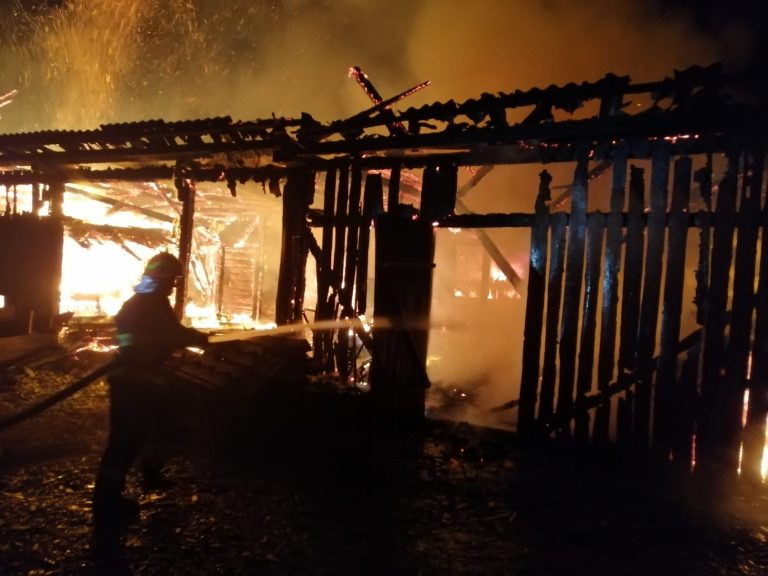 VIDEO FOTO O gospodărie din Ostra a fost făcută scrum de un incendiu puternic pornit de la coșul de fum