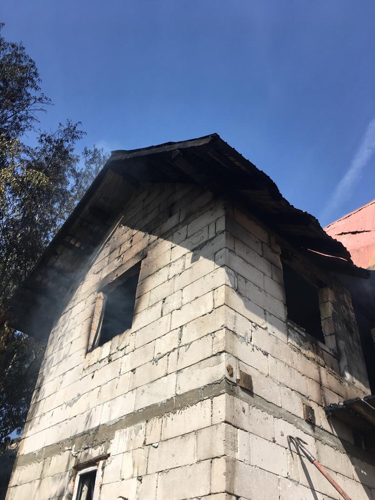 FOTO Incendiu puternic la o casă din Voitinel. Două persoane au avut nevoie de îngrijiri medicale