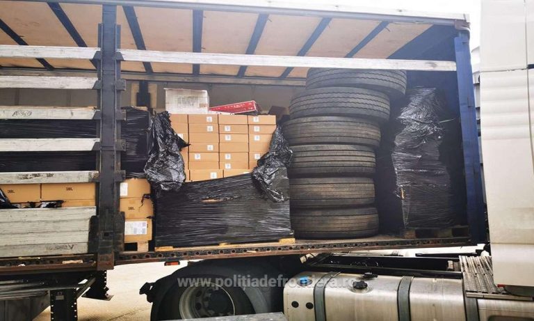 Peste 3.000 de laptopuri și telefoane, fără documente justificative, în valoare de 1,7 milioane de lei, descoperite în camionul condus de un tânăr din Suceava