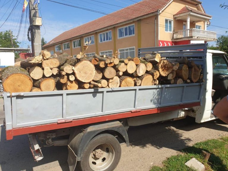 Un nou vehicul folosit la transportul ilegal de lemne a fost confiscat de polițiștii suceveni, la Sucevița