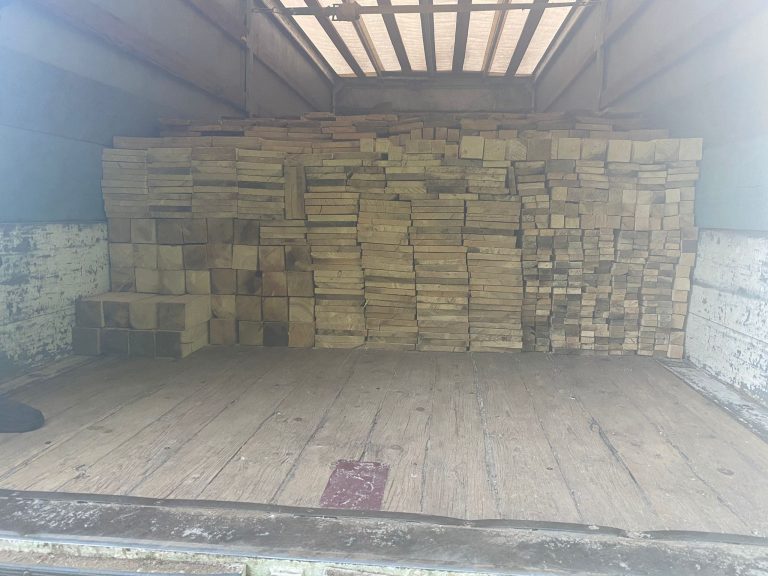Cherestea fără acte găsite de polițiști la un gater din Vatra Dornei