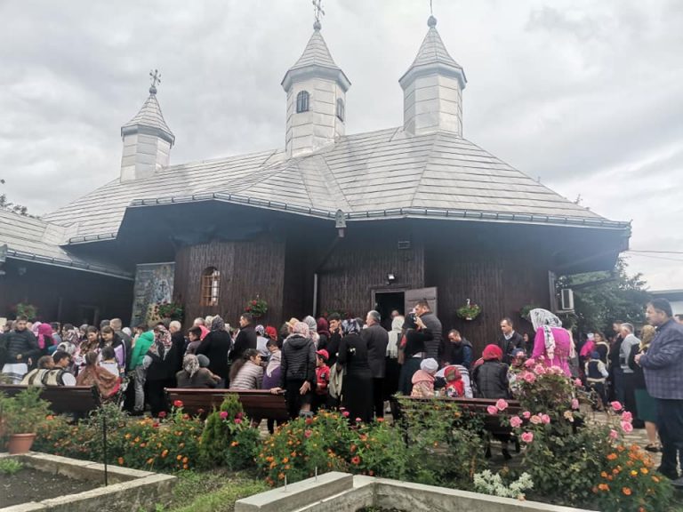 FOTO Biserica Sfântul Ierarh Nicolae din Berchișești a fost sfințită de un impresionant sobor de preoți în fața a sute de credincioși